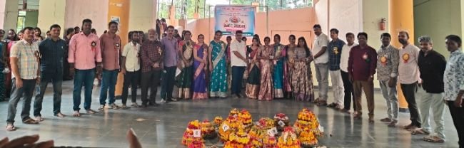 డిగ్రీ కళాశాలలో ఘనంగా బతుకమ్మ  సంబరాలు.. - ప్రిన్సిపాల్ డాక్టర్ ఈ లక్ష్మీనారాయణ.