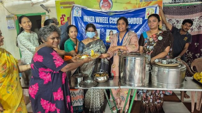 వృద్ధాశ్రమంలో ఇన్నర్‌వీల్‌ క్లబ్‌ అన్నదానం