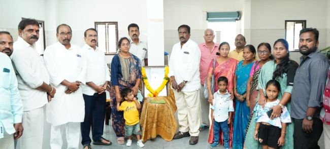 కాంగ్రెస్ కార్యకర్త కుటుంబానికి ఆర్థిక సహాయం.   
