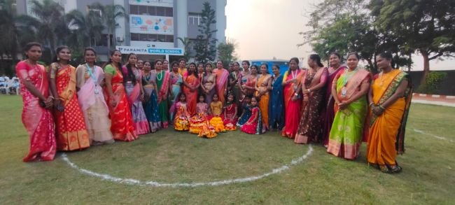 ఘనంగా ముందస్తు బతుకమ్మ సంబురాలు