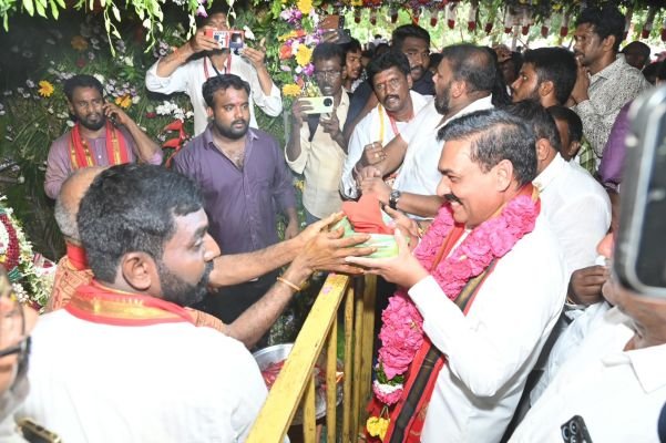 పోలేరమ్మ సన్నిధిలో కాకాణి ప్రత్యేక పూజలు