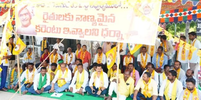 విద్యుత్ సబ్ స్టేషన్ ముందు టిడిపి ధర్నా
