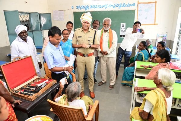 పోలీసుల ఆధ్వర్యంలో ఉచిత వైద్య శిబిరం - 200 మంది గ్రామస్తులు, విద్యార్థులకు ఉచిత వైద్యసేవలు - ఎస్పీ అఖిల్ మహాజన్ 