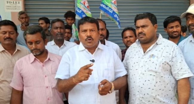 మార్వాడిల దుకాణాల ఎదురుగా కార్మికుల ఆందోళన