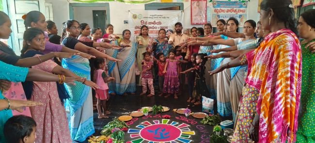 అంగన్వాడీ కేంద్రాల్లో ఆటపాటలతో పూర్వ ప్రాధమిక విద్య 
