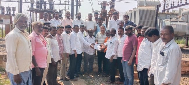 లో-వోల్టేజ్ సమస్యపై హద్నూర్ సబ్ స్టేషన్ ముట్టడించిన రైతులు
