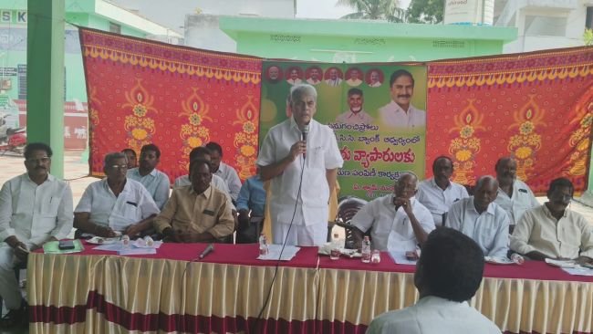 చిరు వ్యాపారులకు చేయూతే లక్ష్యం  కర్ల వెంకటనారాయణ ఆధ్వర్యంలో రూ.40.82 లక్షల రుణాల పంపిణీ  17 మంది చిరు వ్యాపారులకు రూ.14.50 లక్షల ‘వ్యాపార సువిధా’ రుణాలు