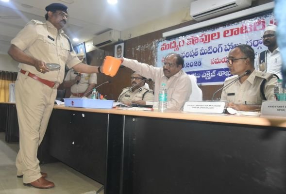 లాటరీ పద్ధతి ద్వారా మద్యం షాపుల కేటాయింపు ప్రక్రియ నిర్వహించిన జేసి