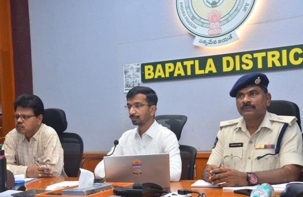  స్థానిక సంస్థల ఎన్నికల నిర్వహణలో కలెక్టరేట్ సిబ్బంది కీలక బాధ్యత నిర్వర్తించాల్సి ఉందని జిల్లా కలెక్టర్ డాక్టర్ వినోద్ కుమార్.వి