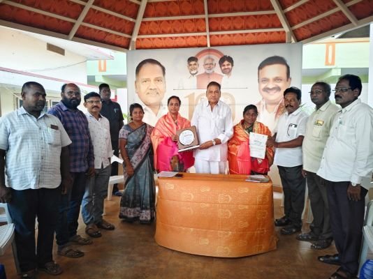 స్వచ్ఛ ఆంధ్ర అవార్డు  గ్రహీతలను సన్మానించిన ఎమ్మెల్యే