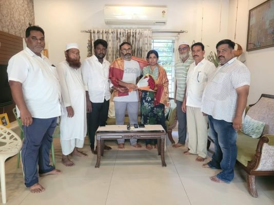 మాజీ వైస్ చైర్మన్ ను శాంతిని కలిసిన వైసీపి నేతలు 