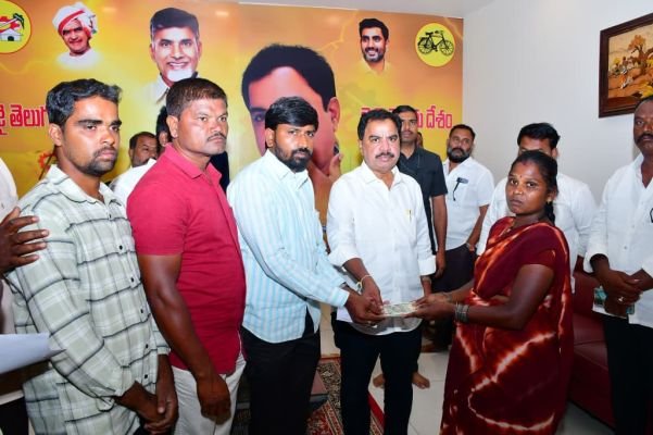 ప్రమాదంలో గాయపడిన కార్యకర్తకు ఎమ్మెల్యే ఆర్థిక సాయం  మెరుగైన వైద్యం కోసం వైద్యులతో మాట్లాడిన అమిలినేని సురేంద్రబాబు