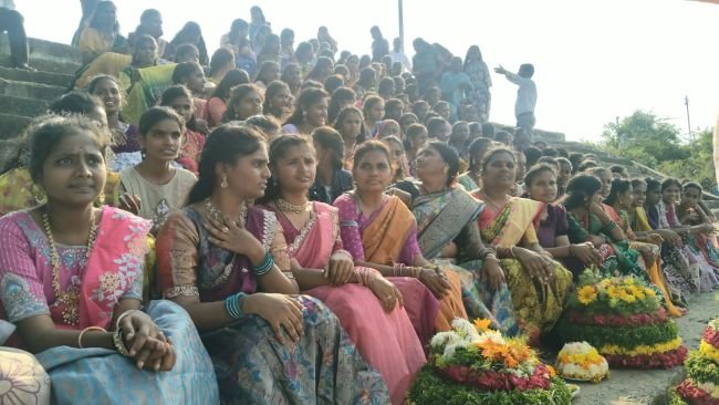 పూల పరిమళంలో.. బతుకమ్మ సందడి* *- జిన్నారం ప్రభుత్వ జూనియర్ కళాశాలలో ఘనంగా వేడుకలు*