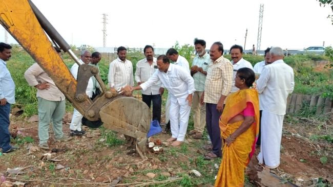 82 లక్షలతో చెరువు కట్ట పనులు