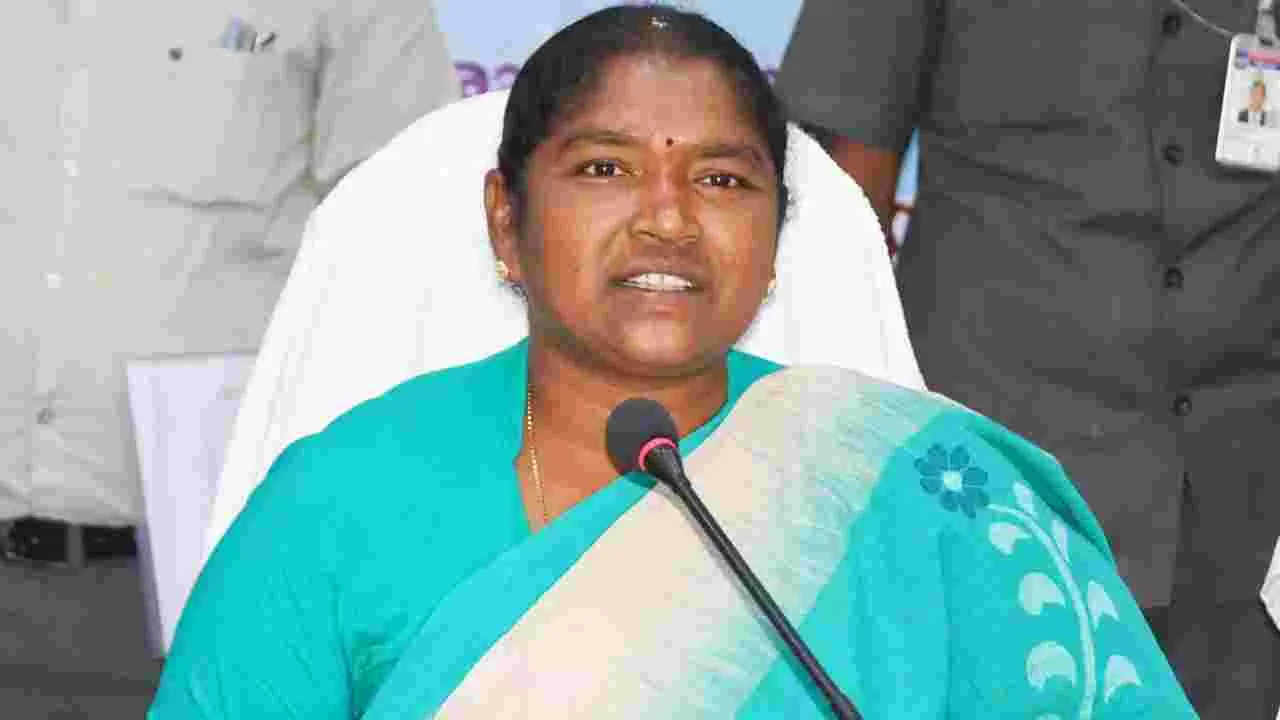 బతుకమ్మ పండుగను ఘనంగా నిర్వహించేలా ఏర్పాట్లు చేయాలి  ప్రతి ఆడబిడ్డ ఆనందంగా.. ప్రతి కుటుంబం సంతోషంగా బతుకమ్మ జరుపుకోవాలి  : మంత్రి సీతక్క