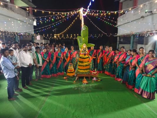 పీఎంహెచ్‌ బాలుర హాస్టల్‌లో ఘనంగా ముందస్తు బతుకమ్మ సంబరాలు