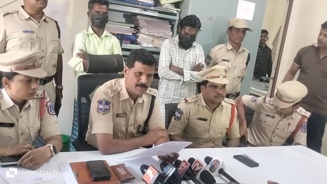 మహిళ హత్య కేసులో ఇద్దరు అరెస్ట్‌ ,డబ్బులు ఇస్తామని చెప్పి 