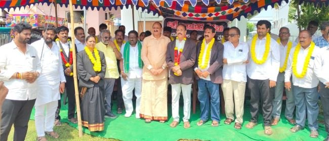 కైకలూరు బార్ అసోసియేషన్ లాయర్లను కలిసి సంఘీభావం తెలిపిన కామినేని