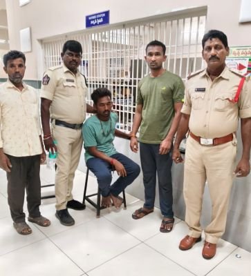 భీమవరంలో మతిస్థిమితం లేని యువకుడు వీరంగం 