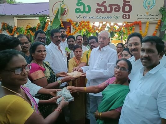 భీమవరంలో మీ మార్ట్ స్టోర్‌ ను ప్రారంభించిన ఎమ్మెల్యే అంజిబాబు 