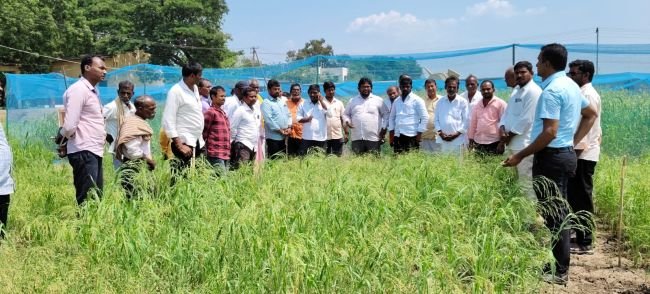 విజ్ఞాన యాత్రకు తరలిన రైతులు 