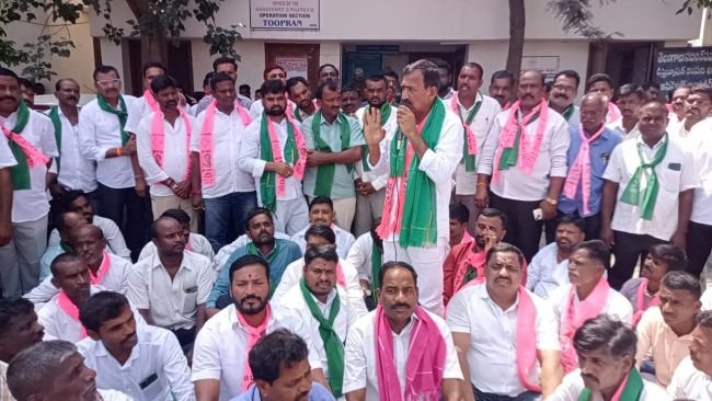 తూప్రాన్ లో విద్యుత్ కోతులను నిరసిస్తూ ఆందోళన