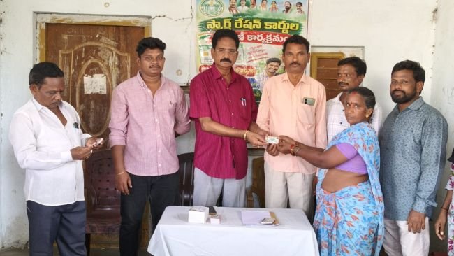 డిజిటల్ స్మార్ట్ రేషన్ కార్డులను పంపిణీ చేసిన తహసిల్దార్.