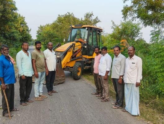 రోడ్డుకు ఇరువైపుల గల, పిచ్చి మొక్కలు తొలగింపు.