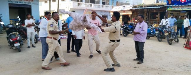 మోదీ దిష్టిబొమ్మ దగ్ధానికి యత్నించిన కాంగ్రెస్ నాయకులు...