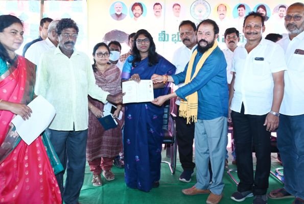  వచ్చే మార్చిలోగా జిల్లాలో రైతులందరికీ రాజముద్రతో కూడిన పట్టాదార్ పాస్ పుస్తకాలు  -- సింగవరంలో ఎమ్మెల్యే చింతమనేని  తో కలిసి పాస్  పుస్తకాలు పంపిణీ చేసిన కలెక్టర్ వెట్రి సెల్వి