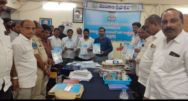ఆంగ్ల భాష పై నైపుణ్యం సాధించాలి - కలెక్టర్ దివాకర