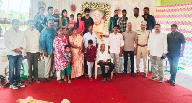 సీఐ అలీ కుటుంబానికి 13 లక్షల 50 వేలు ఆర్థిక సాయం  ఏపీ తెలంగాణ 1996 బ్యాచ్ పోలీస్ అధికారుల వితరణ