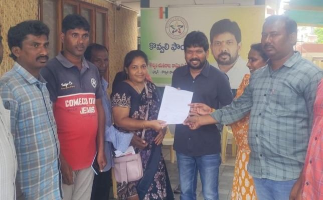 దేశం నేత నాయుడుకు వినతి పత్రం అందజేసిన వీఆర్ఏలు