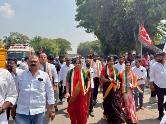 లోక్ భవన్ ముట్టడిలో పాల్గొన్న రంగారెడ్డి DCC చీఫ్ పారిజాత 