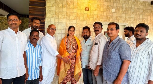 చిన్న శ్రీను, సిరమ్మలను మర్యాదపూర్వకంగా కలిసిన గుర్ల మండల టీడీపీ నాయకులు  