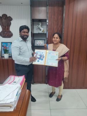 బంగారు పతకం సాధించిన లక్ష్మీ అనూష  - కమిషనర్  వై.ఓ. నందన్ అభినందనలు