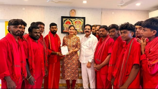 చిన్న శ్రీను, సిరమ్మలను అంబలం పూజకు ఆహ్వానించిన కోనమసివానిపాలెం భవానీలు