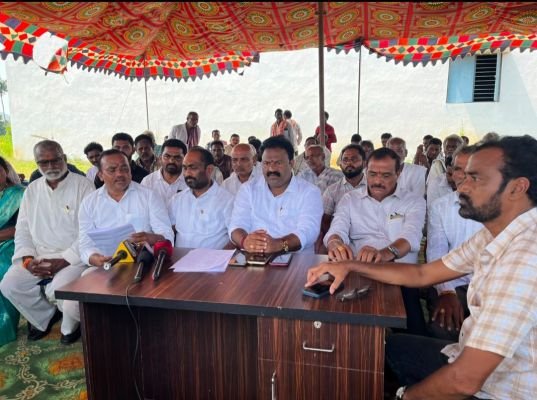 వైఎస్సార్‌సీపీకి భారీ షాక్: తెర్లాం మండలంలో 1,000 కుటుంబాల రాజీనామా