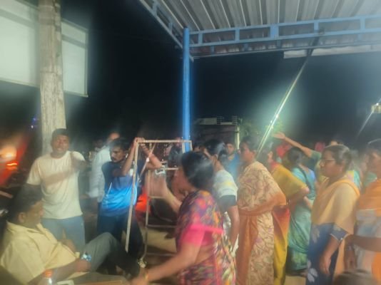 పాఠశాల, ఆలయం సమీపంలో మద్యం దుకాణం రద్దు చేయండి: ఎక్సైజ్ అధికారులకు గ్రామస్థుల వినతి