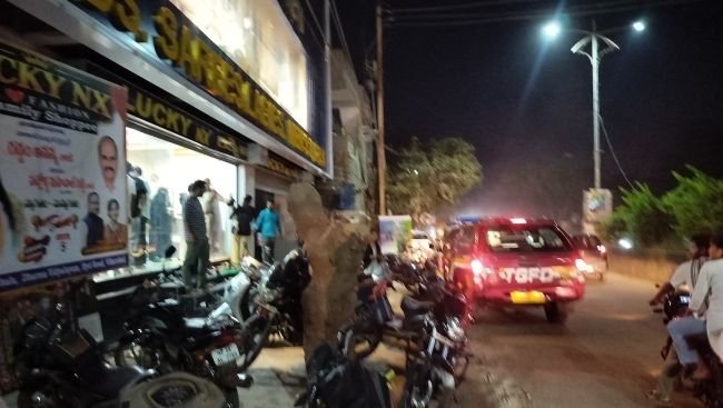 లక్కీ ఫ్యాషన్ షోరూంలో లిఫ్ట్‌లో చిన్నారులకు నరకయాతన..!