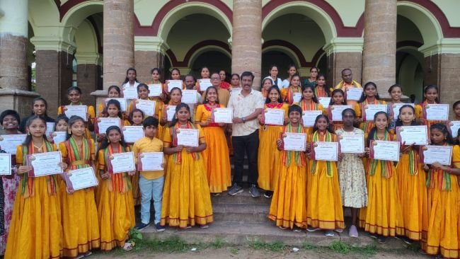ఆనంద్ బ్రహ్మ అకాడమీ ద్వారా విద్యార్థులు కు ఉచిత శిక్షణ: