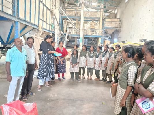 అగ్రికల్చర్ విద్యార్థునీల విద్య క్షేత్ర పర్యటన...