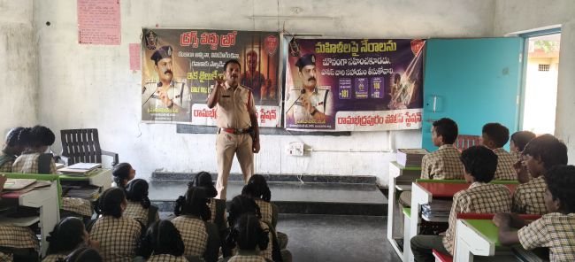 విద్యార్థులు సెల్ ఫోను దూరంగా ఉండాలి