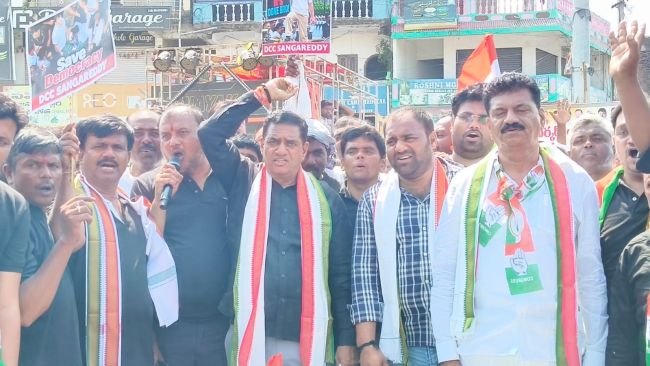 ఎన్నికల సంఘం తీరుపై కాంగ్రెస్ నాయకుల ఆగ్రహం*