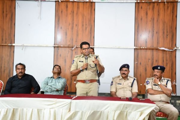 జర్నలిస్టులు నిజాయితీగా వార్తలు రాయాలి.. తప్పుడు కథనాలు రాస్తే శిక్షార్హులు.. పోలీసులు, మీడియా సమన్వయంతో పనిచేయాలి : ఎస్పీ వినీత్