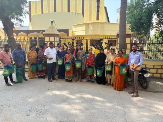 5 వ వార్డులో తడి పొడి కి చెత్త బుట్టలు పంపిణీ