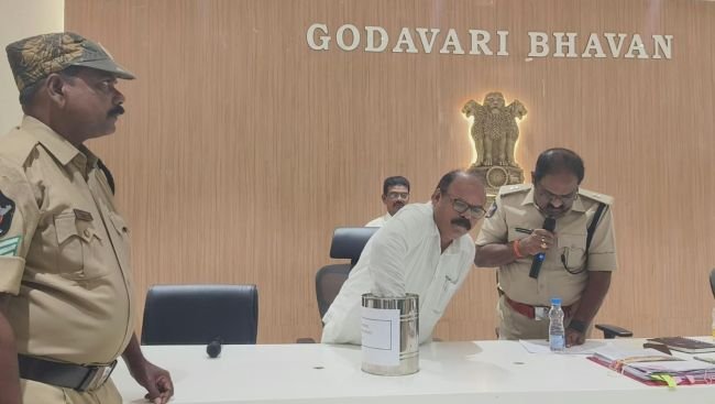 లాటరీ పద్ధతి ద్వారా పారదర్శకంగా మద్యం షాపుల లైసెన్సులు.... జిల్లా రెవెన్యూ అధికారి  సుబ్బారావు..