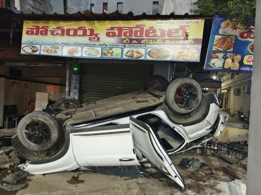 హుజురాబాద్ లో అదుపుతప్పి కారు బోల్తా 