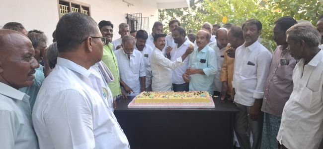 పుత్తా నరసింహారెడ్డి జన్మదిన వేడుకలు  వల్లూరులో ఘనంగా కేక్‌ కటింగ్‌  టిడిపి కార్యాలయంలో సందడి..