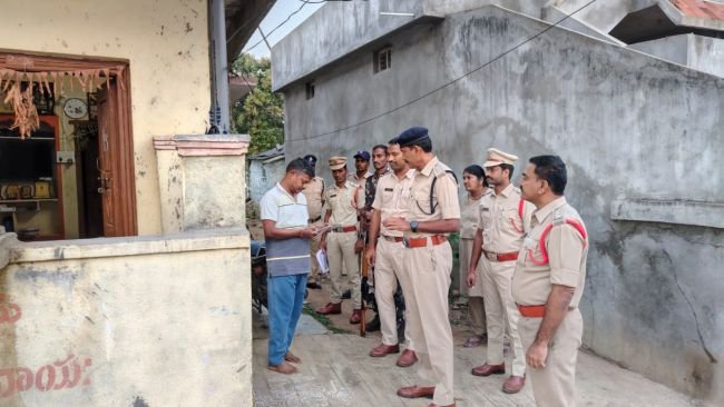 కుల్కచర్లలో పోలీసుల విస్తృత తనిఖీలు